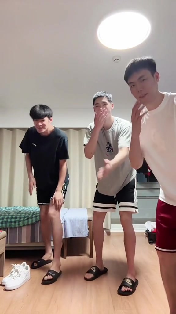 庞峥麟晒与蒋浩然杨曦皓的合拍视频：冤种兄弟 吹牛搭子 闯祸同伙