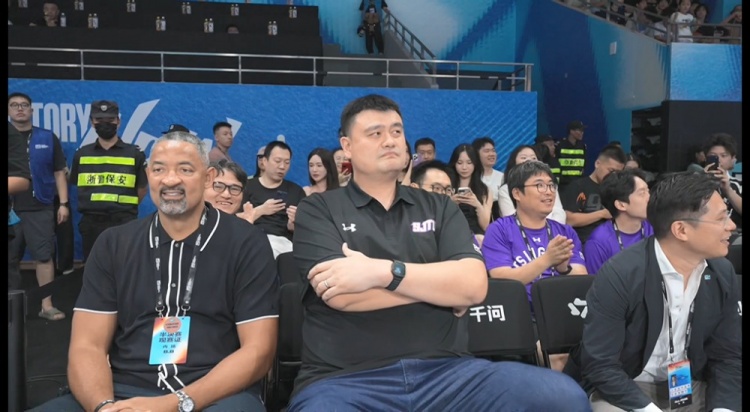 昔日火箭队友！AUBL半决赛清华vs上交 姚明和霍二叔来到现场观战