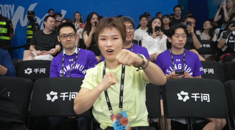 看看谁来了！综合格斗名将张伟丽到场观战AUBL半决赛 坐姚明旁边