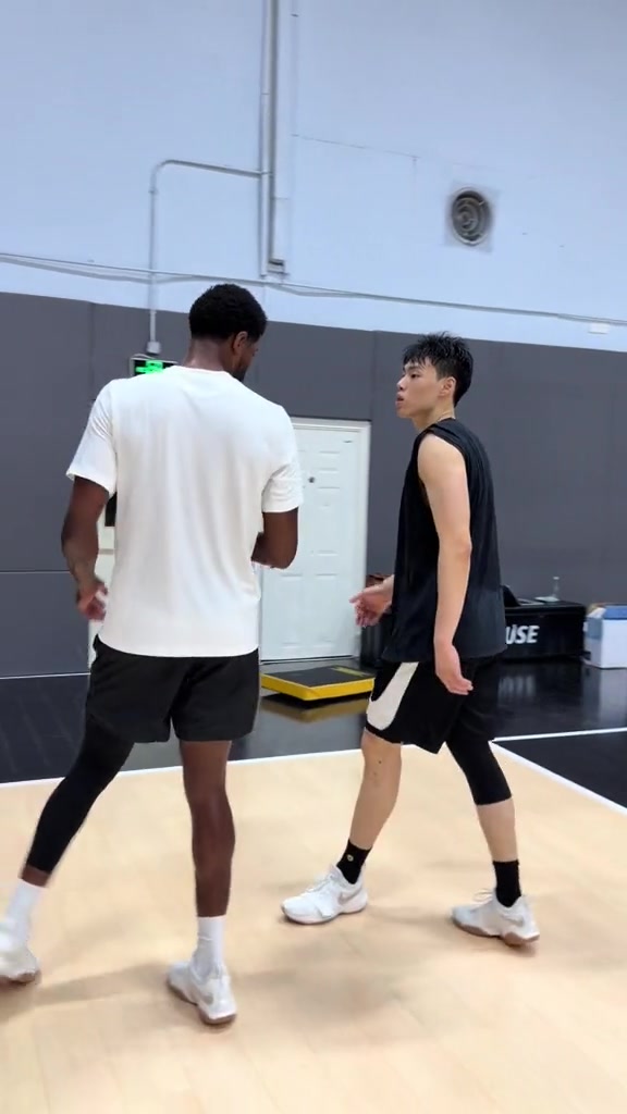 干货满满！乔治对北控男篮球员江林俊进行了一对一的指导